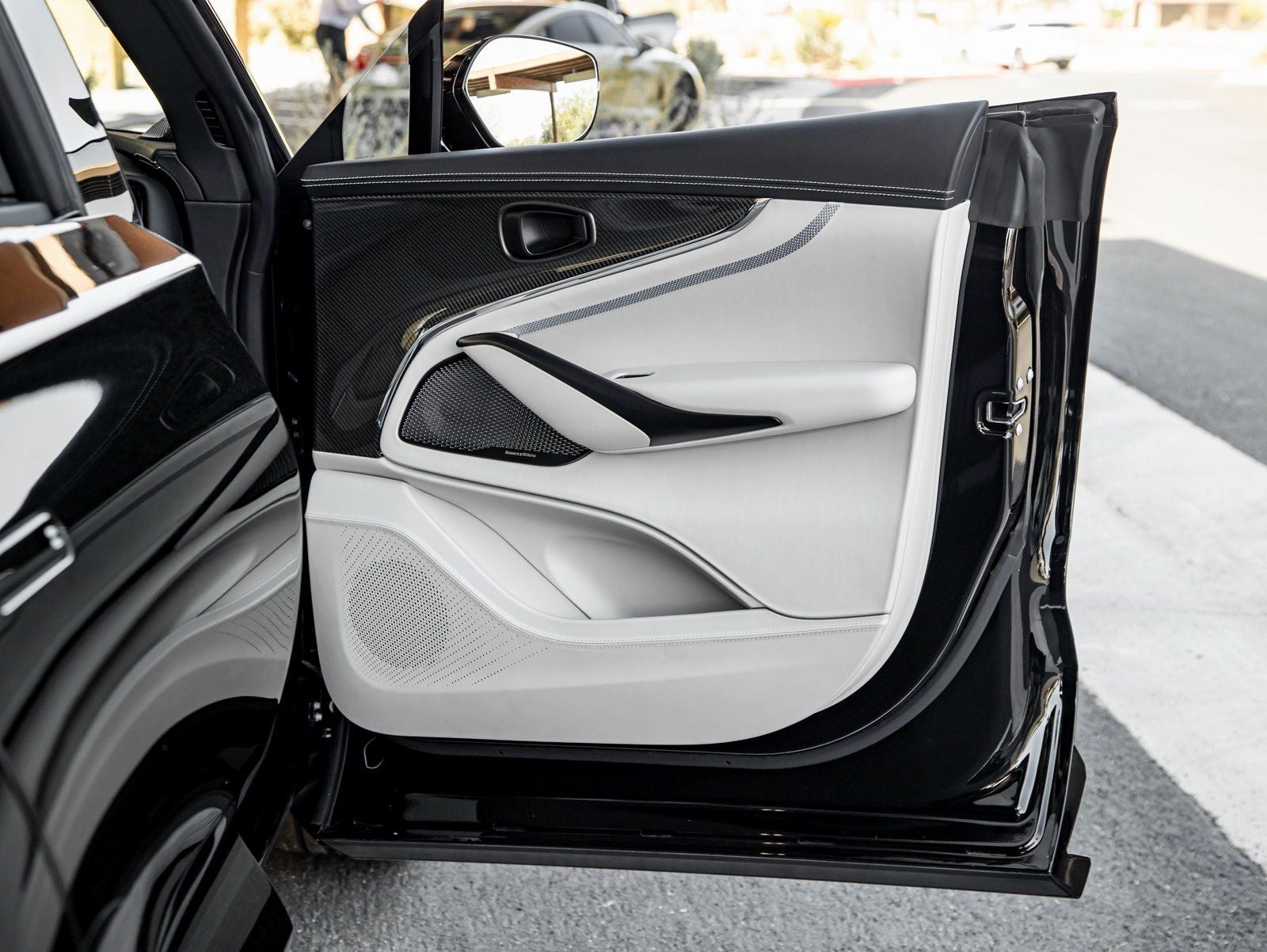 2025 Aston Martin DBX 707